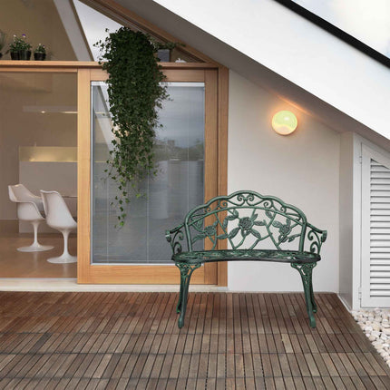 Antike Gartenbank mit Rosendekor