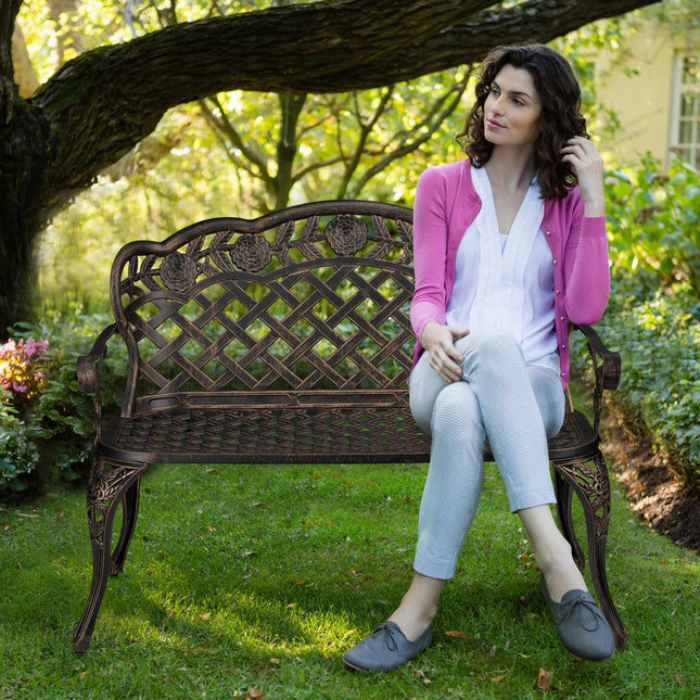 Banc de jardin de style ancien avec des roses