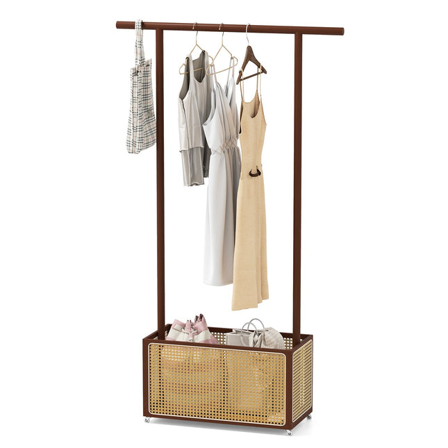 Portant à vêtements en bambou avec panier en rotin et roulettes, marron