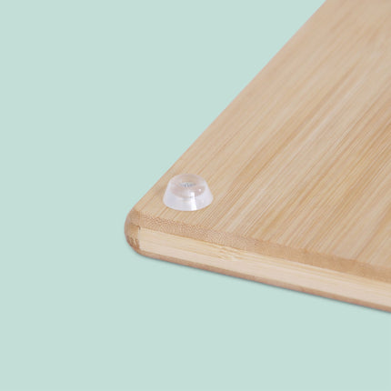 Bambus-Schneidebrett mit Saftrille und rutschfesten Füßen