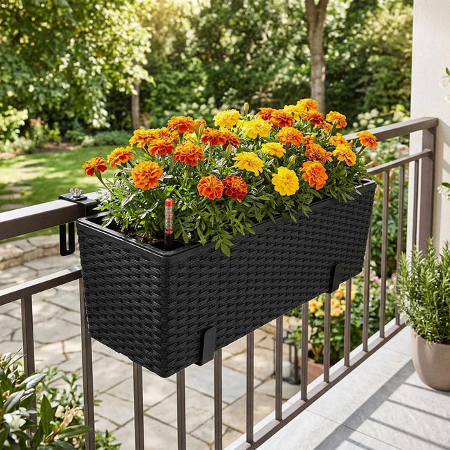 Schwarzer Rattan-Balkonpflanzkübel mit Wasserstandsanzeige