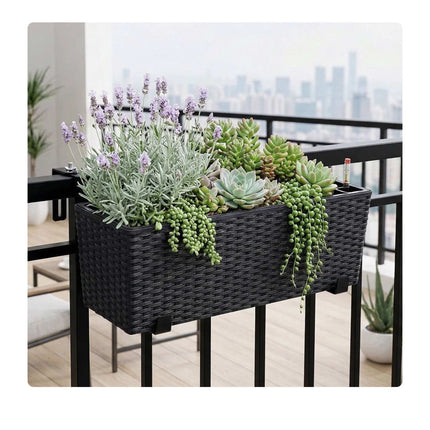 Schwarzer Rattan-Balkonpflanzkübel mit Wasserstandsanzeige