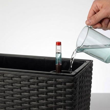 Schwarzer Rattan-Balkonpflanzkübel mit Wasserstandsanzeige
