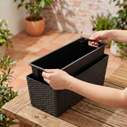 Schwarzer Rattan-Balkonpflanzkübel mit Wasserstandsanzeige
