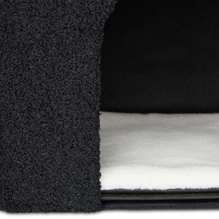 Schwarzes Katzenfell mit Kratzfläche