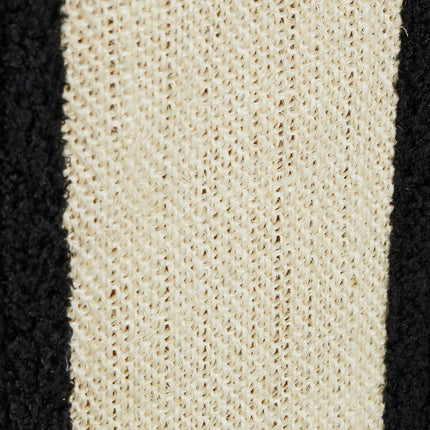 Schwarzes Katzenfell mit Kratzfläche