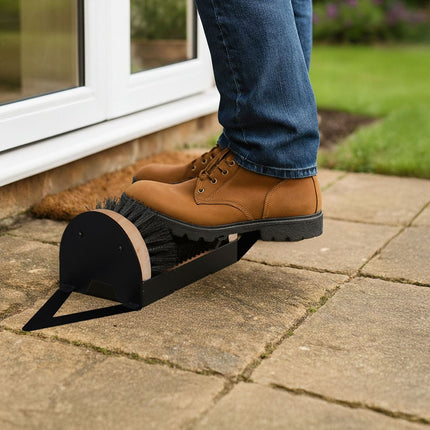 Nettoyeur de bottes avec brosses périphériques et repose-pieds