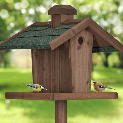 Braunes Vogelhäuschen auf Stange