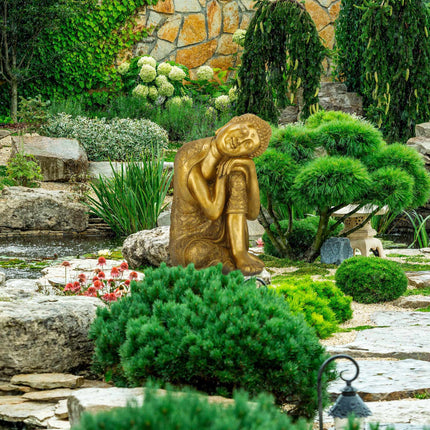 Statue de Bouddha avec la tête sur le genou
