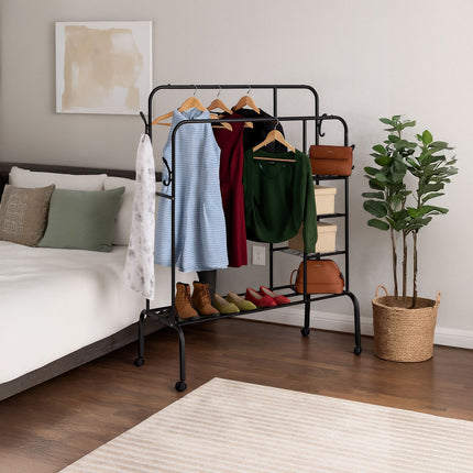 Portant à vêtements sur roulettes avec doubles rails et étagères