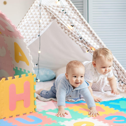Bunte Puzzlematte mit ABC und Zahlen