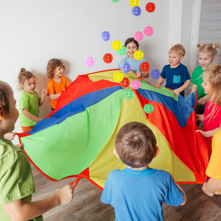 Balançoire colorée avec des balles