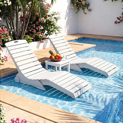 Chaise longue de piscine ergonomique en PEHD avec roulettes – Blanche