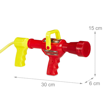 Les pompiers pulvérisent de l'eau sur les enfants