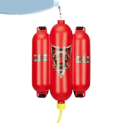 Les pompiers pulvérisent de l'eau sur les enfants