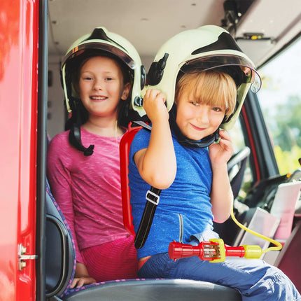 Les pompiers pulvérisent de l'eau sur les enfants