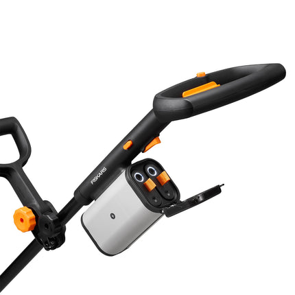 Fiskars Elektro-Schneeschaufel 30 cm mit 2 x 12V Akkus, bürstenlos