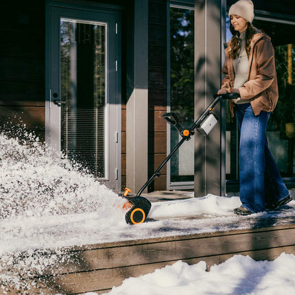 Fiskars Elektro-Schneeschaufel 30 cm mit 2 x 12V Akkus, bürstenlos