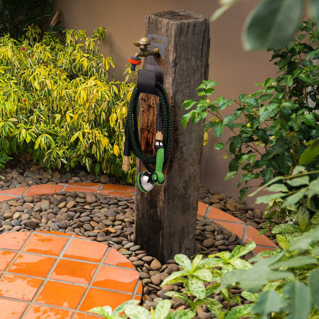 Flexibler Gartenschlauch mit Handbrause