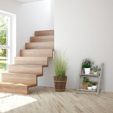 Escalier fleuri en bois gris