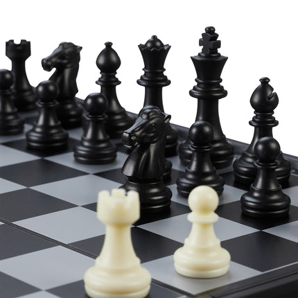 Faltbares und magnetisches Schachspiel