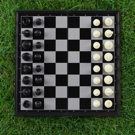 Faltbares und magnetisches Schachspiel