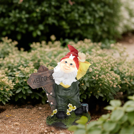 Nain de jardin avec panneau de bienvenue