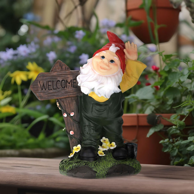 Nain de jardin avec panneau de bienvenue