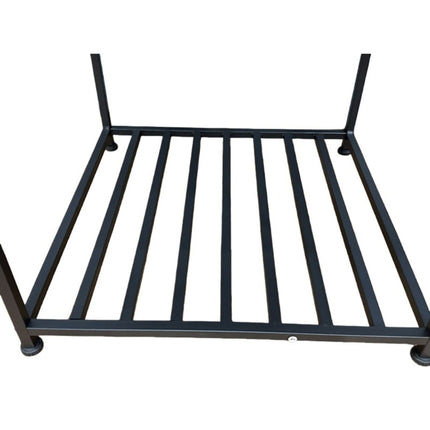 Table d'appoint carrée de style industriel avec étagère en maille