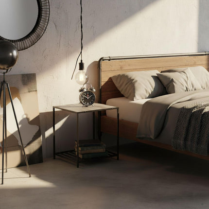 Table d'appoint carrée de style industriel avec étagère en maille