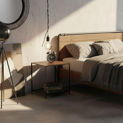Table d'appoint carrée de style industriel avec étagère en maille