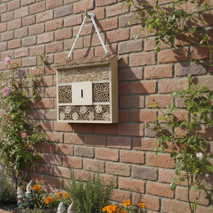 Hôtel à insectes, abri en bois pour papillons et abeilles
