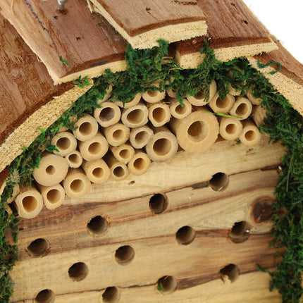 Insektenhotel mit Moos