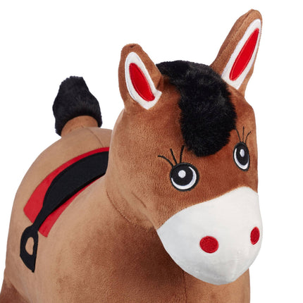 Cheval sauteur avec casquette