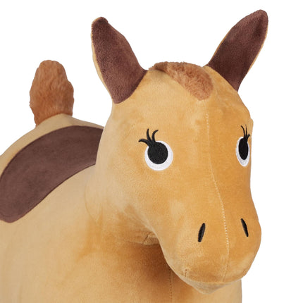 Cheval sauteur avec casquette