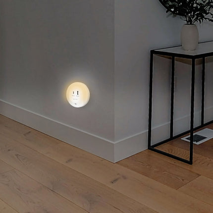 LED-Nachtlicht mit Dämmerungssensor und 18W USB-Ladegerät