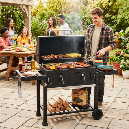 Grand barbecue au charbon de bois avec tables pliantes et thermomètre