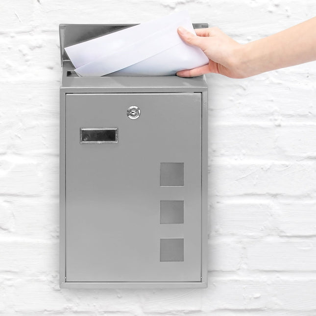 Briefkasten mit 3 quadratischen Sichtfenstern