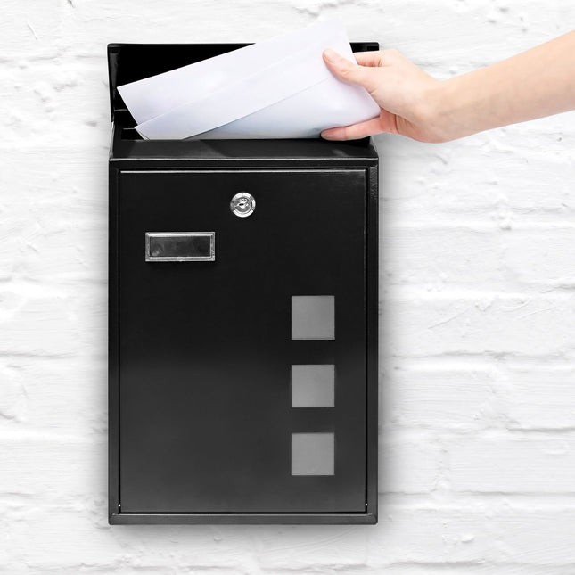 Briefkasten mit 3 quadratischen Sichtfenstern