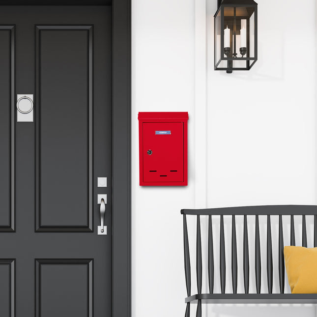 Boîte aux lettres avec plaque signalétique