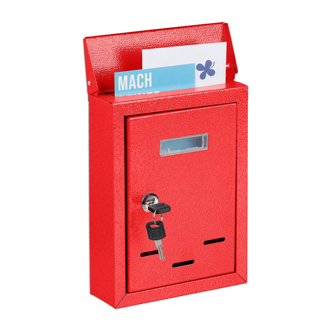 Boîte aux lettres avec plaque signalétique