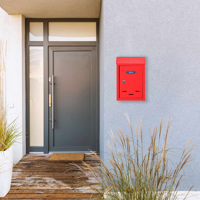 Boîte aux lettres avec plaque signalétique