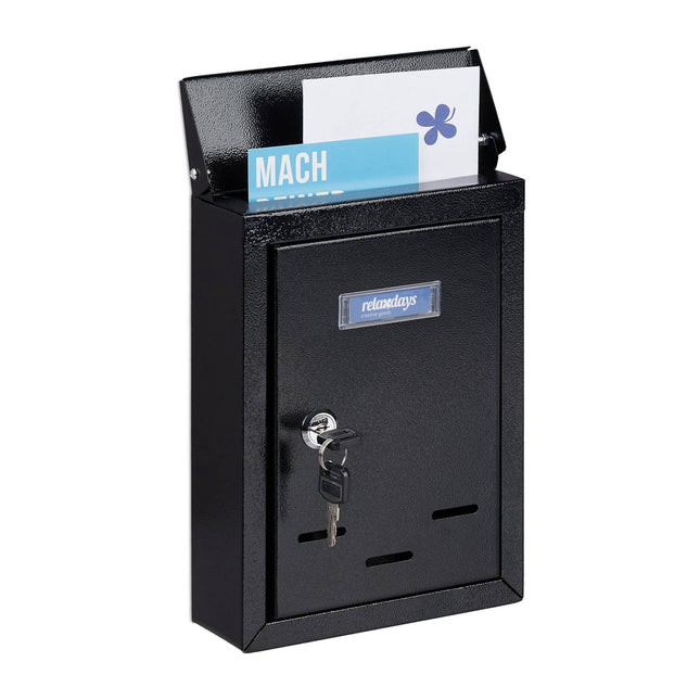 Boîte aux lettres avec plaque signalétique