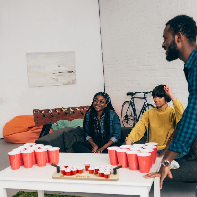Mini Beer Pong avec des gobelets rouges