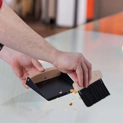 Ensemble mini-pelle et balayette pour un nettoyage rapide de la table