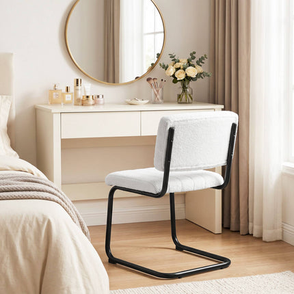 Ensemble de 2 chaises de salle à manger modernes, couleur crème, aspect peluche.