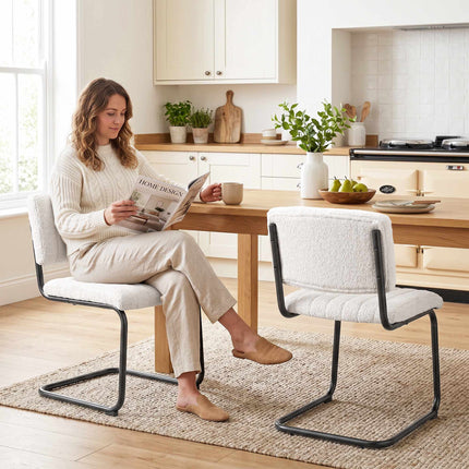 Ensemble de 2 chaises de salle à manger modernes, couleur crème, aspect peluche.