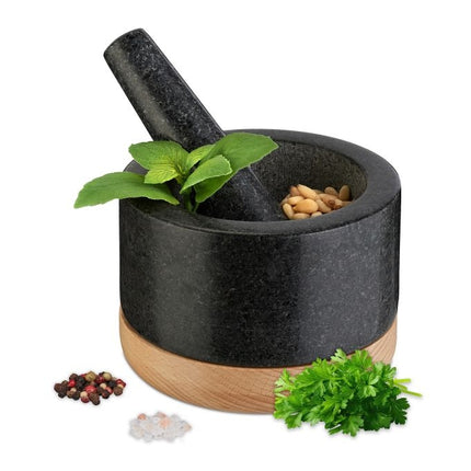 Mörtel mit Schlag und Holzunterlage