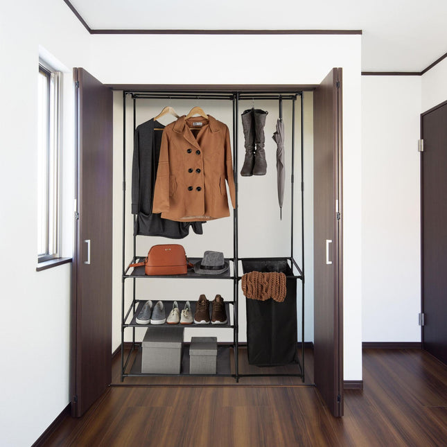 Armoire ouverte avec panier à linge