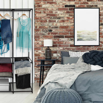 Armoire ouverte avec panier à linge